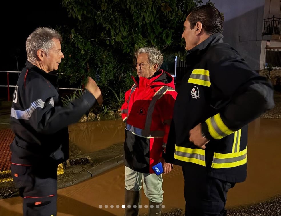 El presidente de la Diputación de Córdoba, Salvador Fuentes, visita las zonas afectadas por la riada, en las que trabajan los bomberos del Consorcio