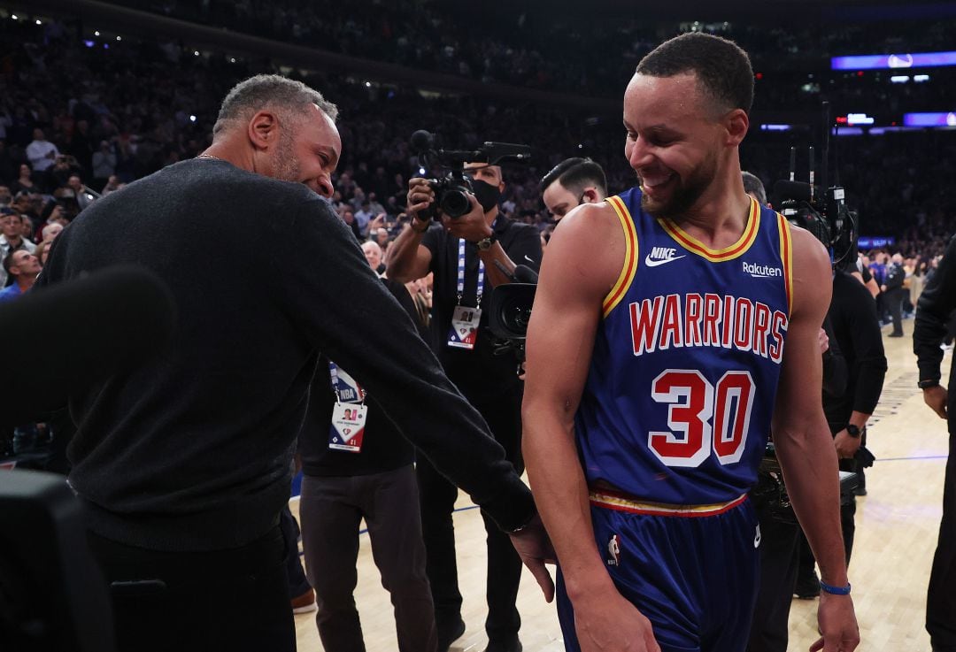 Stephen Curry saluda a su padre tras el partido