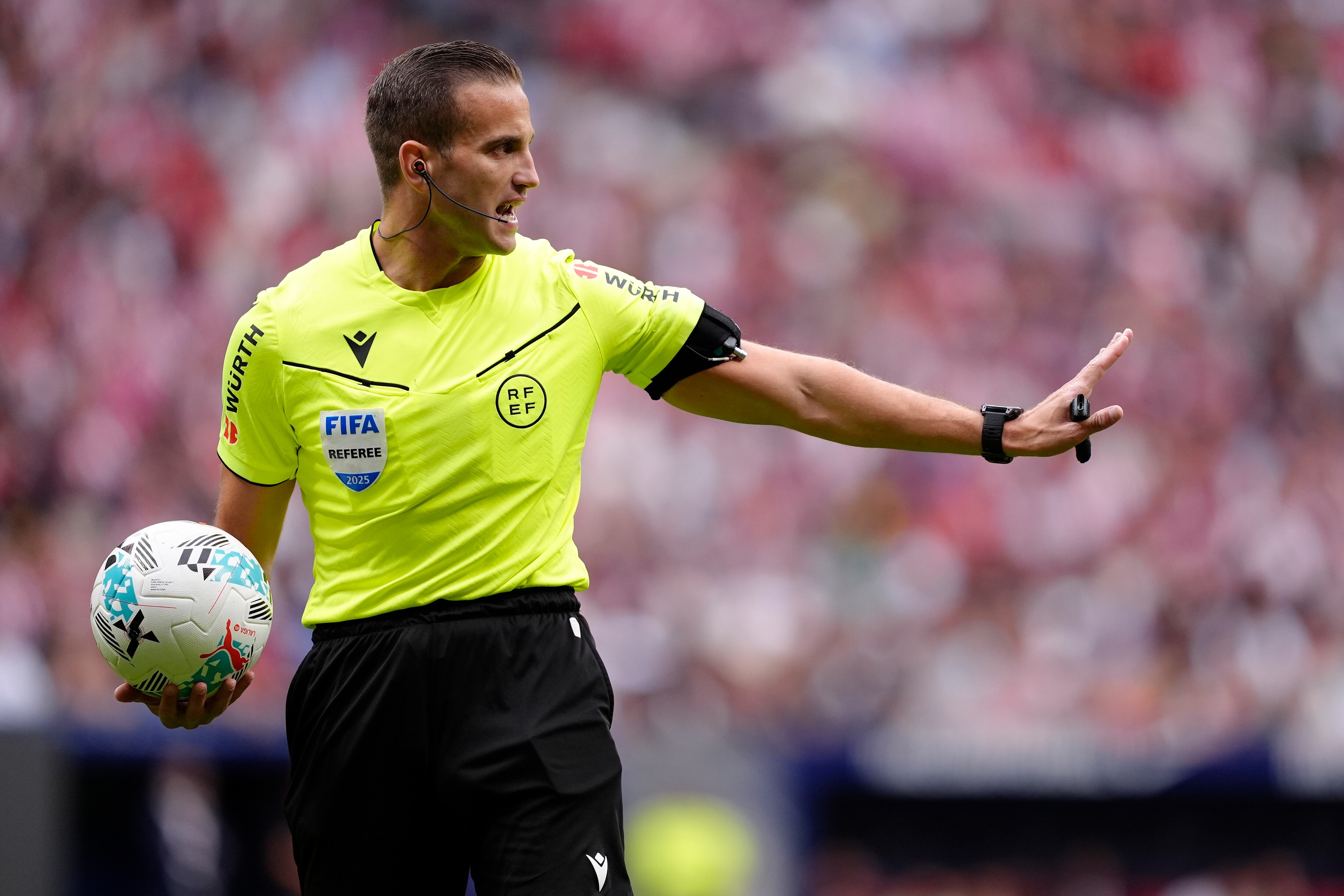 Imagen de archivo de Javier Alberola Rojas dirigiendo un partido de LaLiga