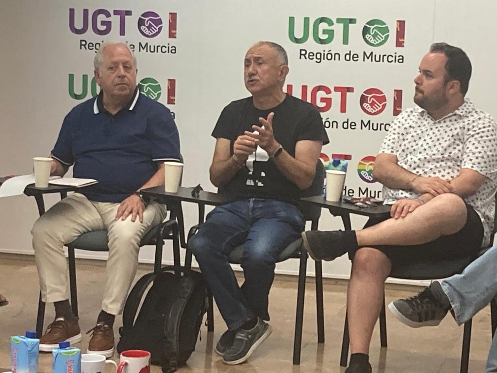 Pepe Álvarez junto a Antonio Jiménez (i) en la sede de UGT en Murcia durante un encuentro con jóvenes