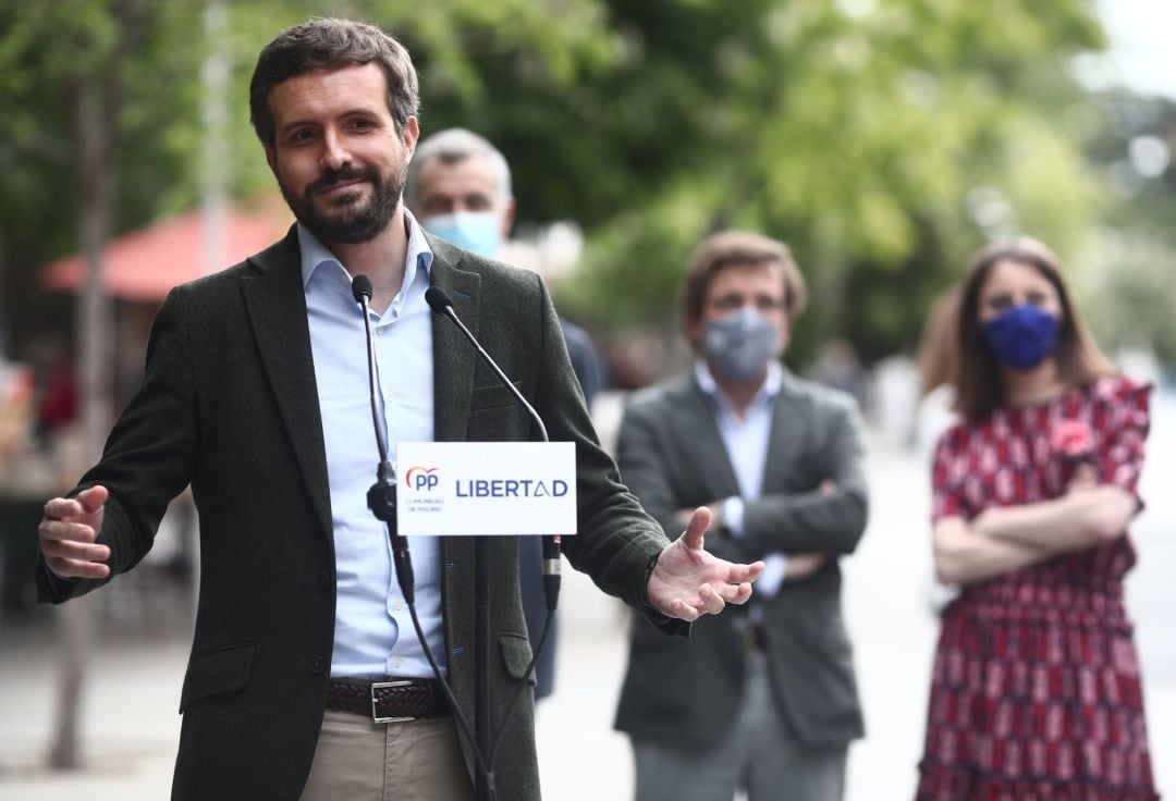 El presidente del PP, Pablo Casado, interviene ante los medios en un acto durante una visita a las casetas de la Cuesta de Moyano con motivo del Día del Libro, este viernes. 