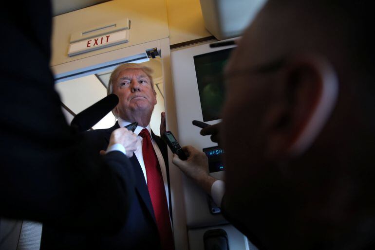 El presidente Donald Trump habla en un viaje a Florida con los periodistas