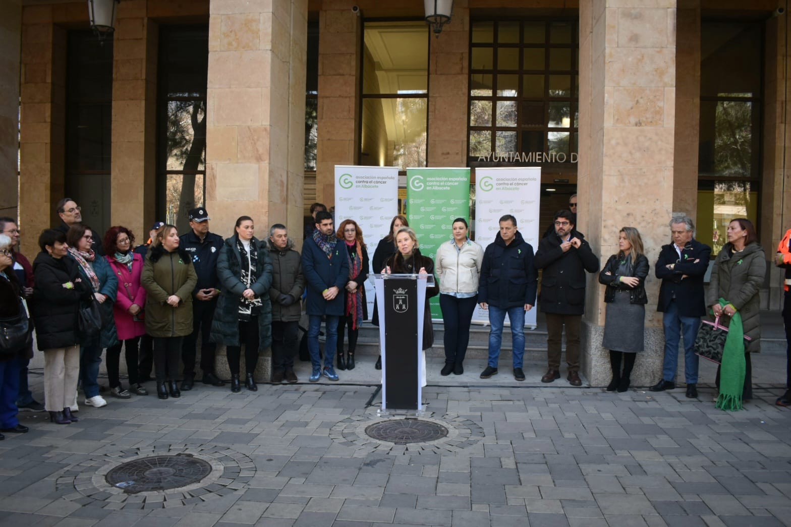 Lectura del manifiesto de la Asociación Española Contra el Cáncer, en la puerta del Ayuntamiento de Albacete.