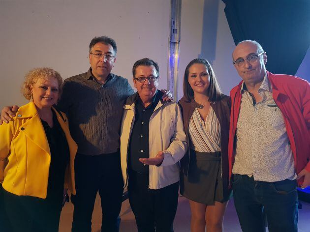 El alcalde de Navas de San Juan, Joaquín Requena, el vocalista de los Centellas, Tony López, el director de Radio Jaén, Manuel Palomo, y dos concejales naveras.