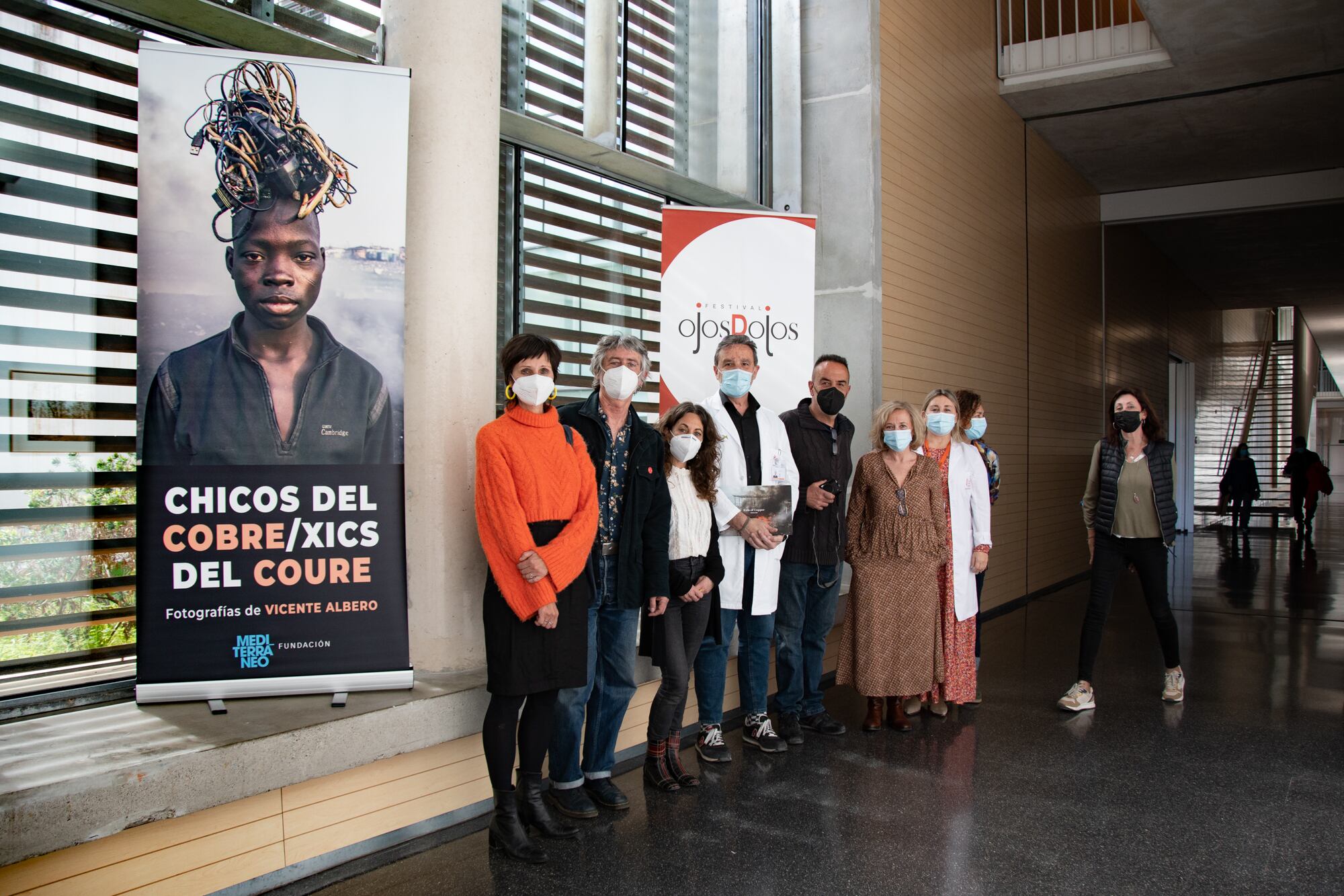 Momento de  la inauguración de la exposición &#039;Kids of Copper&#039;, de Vicente Albero, en la Sala CuidArt del Hospital de Dénia.