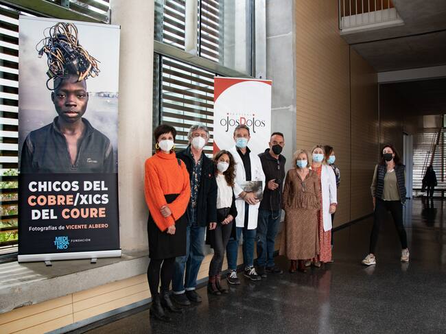 Momento de la inauguración de la exposición 'Kids of Copper', de Vicente Albero, en la Sala CuidArt del Hospital de Dénia.