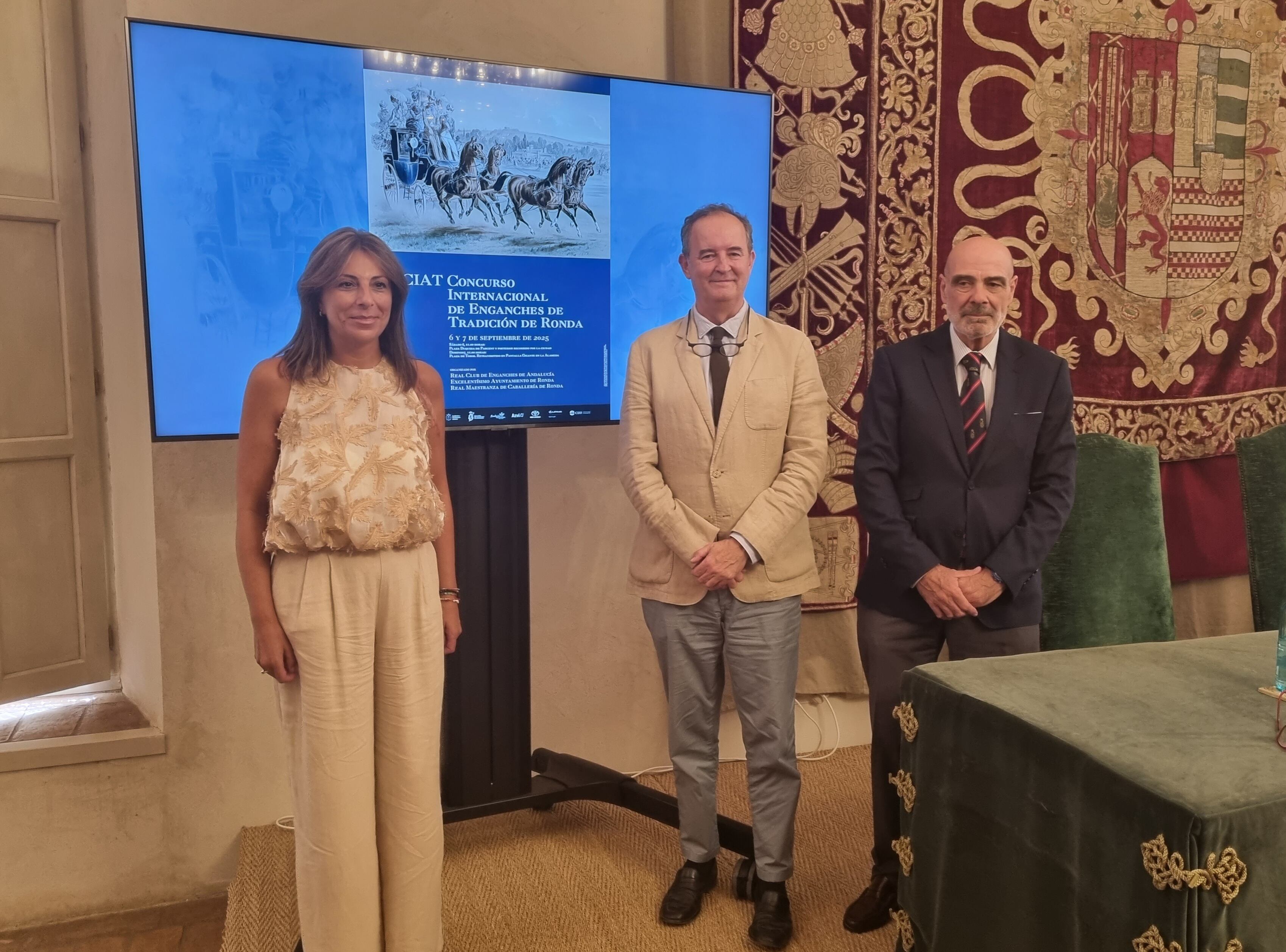 La alcaldesa Mari Paz Fernández junto al director de la RMR, Ignacio Herrera y el presidente del Real Club de Enganches de Andalucía, José Juan Morales