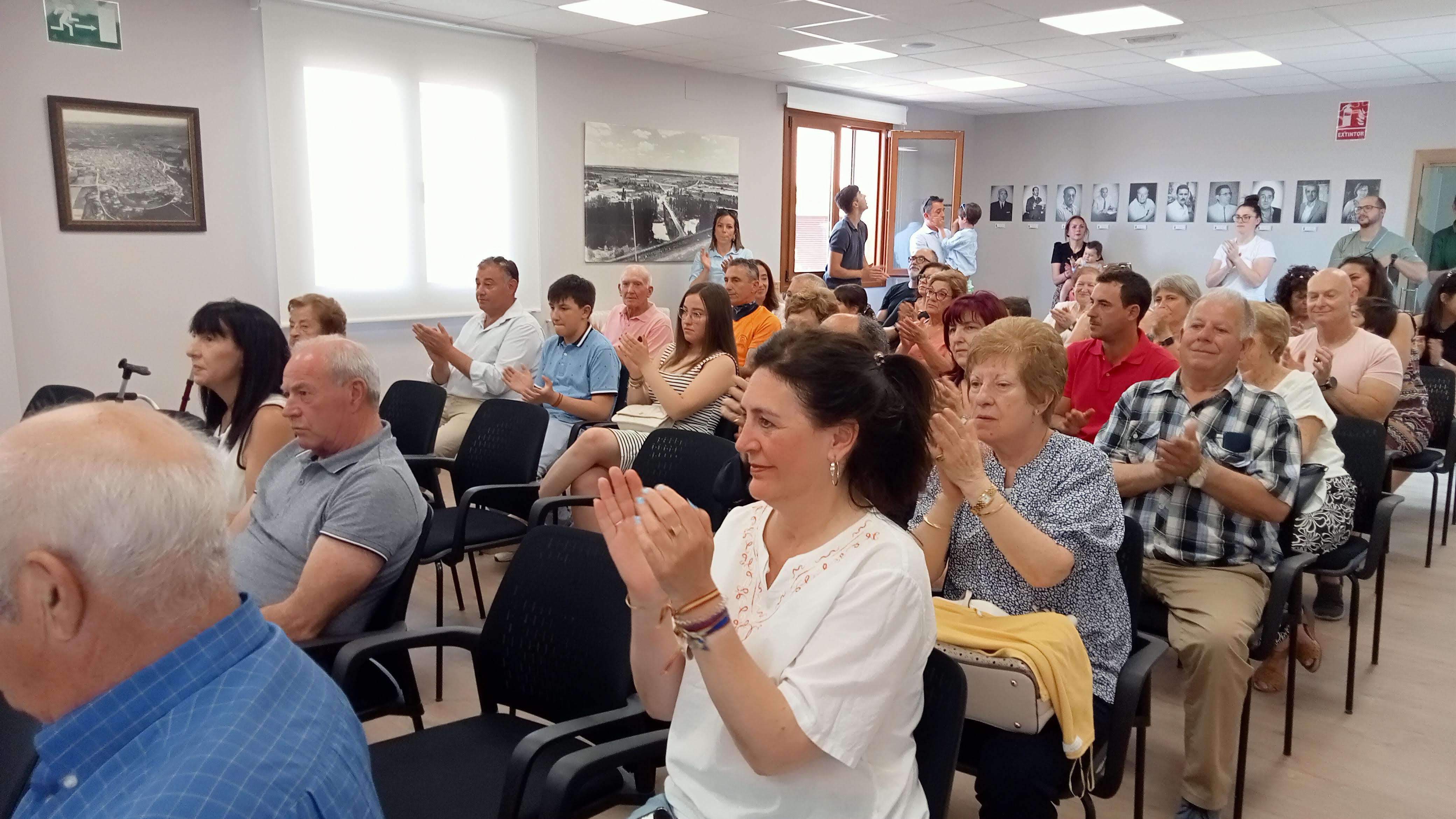 Una parte de la población raudense acudió a presenciar el pleno