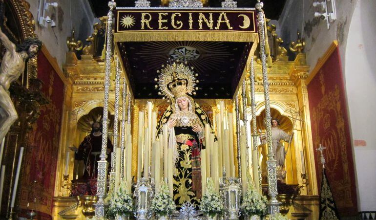 La Virgen del Rosario de Montesión en su palio para el rosario de la aurora