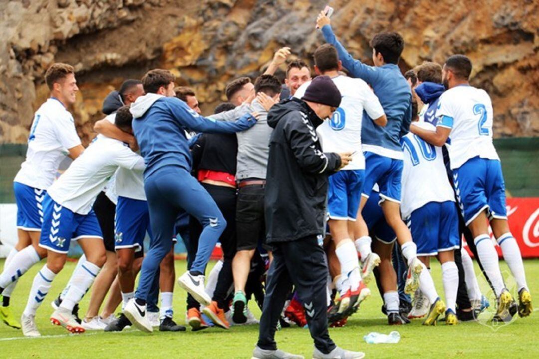 Jugadores del CD Tenerife B celebran su clasificación para el Play Off