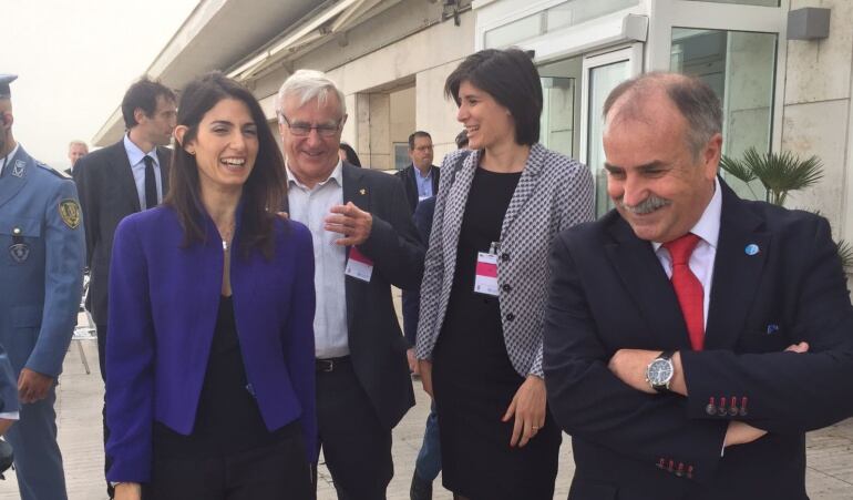 El alcalde de Valencia, Joan Ribó (en el centro) junto con la primera edil de Roma, Virginia Raggi (izquierda) y la alcaldesa de Turín, Chiara Appendino (derecha)