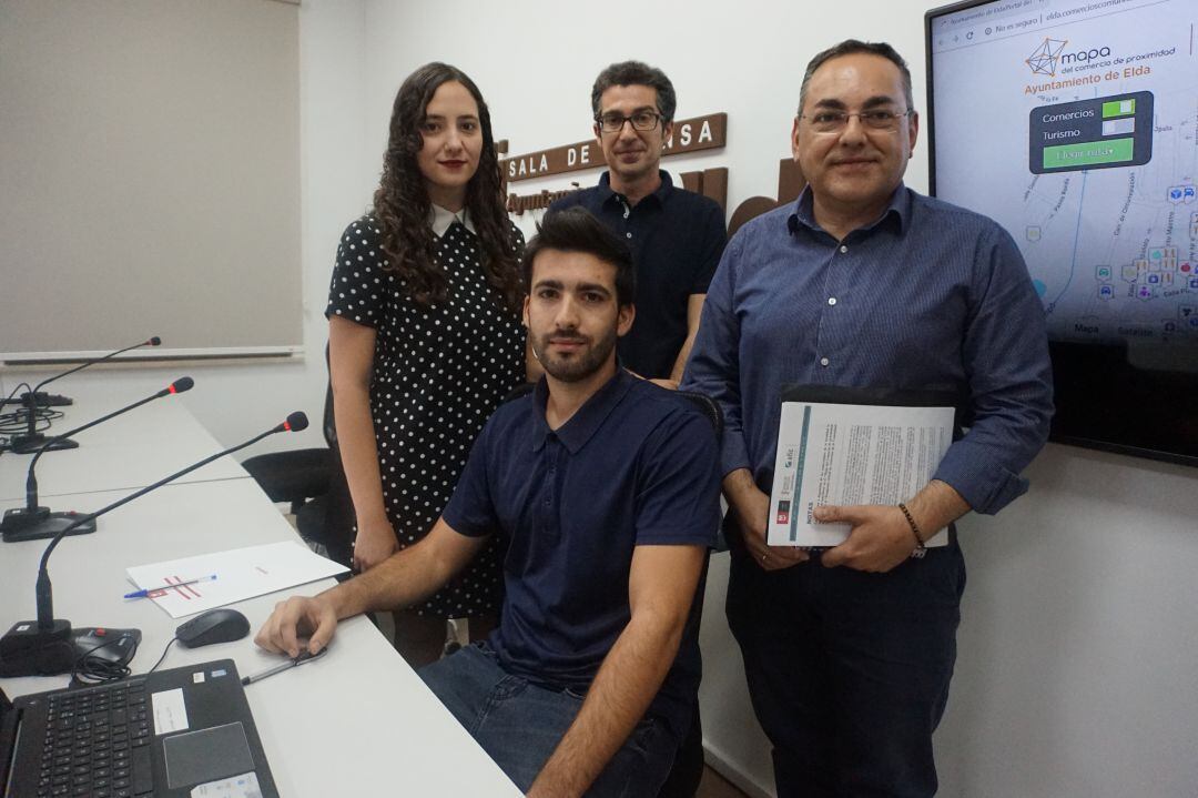 El concejal de Comercio de Elda junto al equipo técnico del área