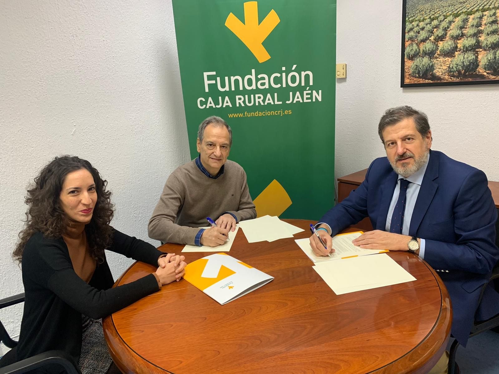 Luis Jesús García Lomas, gerente de la Fundación Caja Rural de Jaén, firma el convenio con representantes de la Orquesta Escuela Ramón Garay de Jaén.