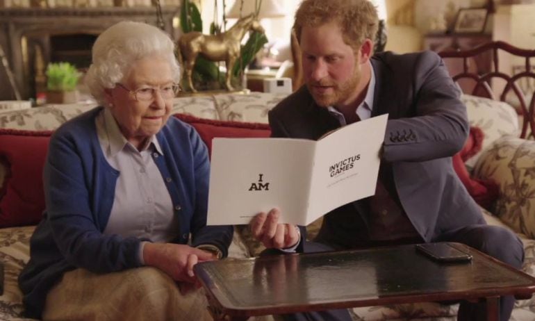 Momento en que el Principe Harry le enseña a su abuela el video de los Obama