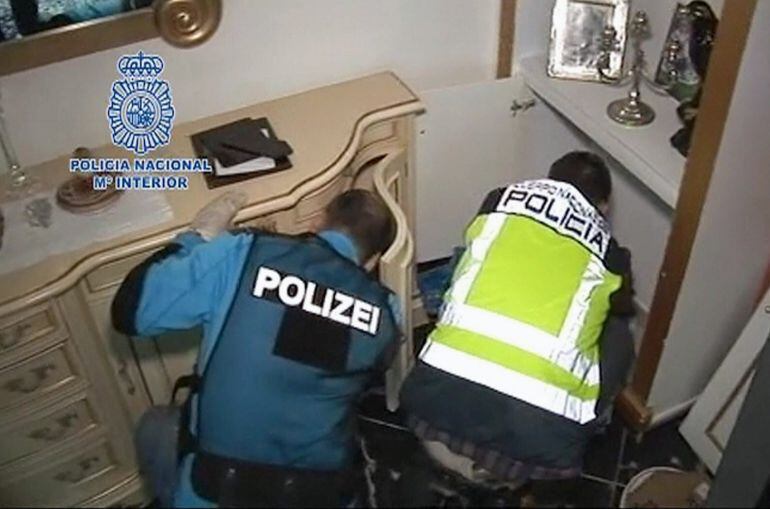 GRA238. MADRID, 18/05/2015.- La Policía ha desmantelado un clan serbio, el de los Radosavljevic, dedicado al robo itinerante en viviendas de lujo, para lo que utilizaban menores, sobre todo niñas, y que intentó comprar un riñón a un inmigrante marroquí para trasplantarlo al hijo del jefe de la organización criminal. Se trata de una operación, denominada Eucalyptus, desarrollada fundamentalmente en Tarragona, pero también en Logroño, Madrid y la Comunidad Valenciana, que se ha saldado con 54 detenidos, cinco de ellos relacionados directamente con el intento de compra del riñón. EFE/Policía Nacional
