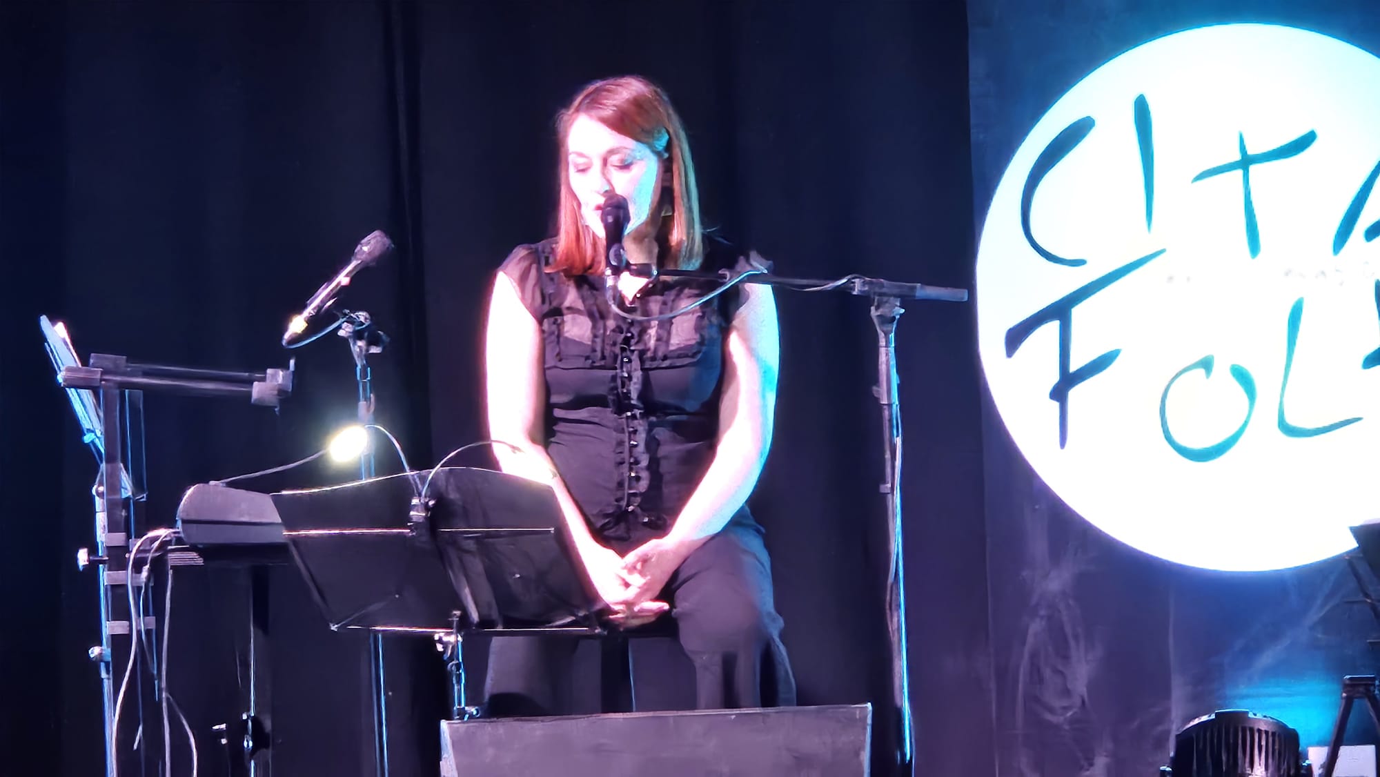 Momento de interpretación de uno de los temas por M ª José Hernández en el recital de Vivere Memento en Jódar