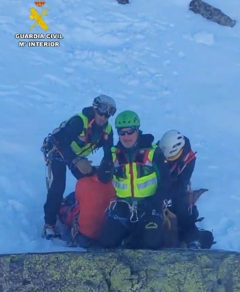 Rescate del montañero al que le había caído una placa de hielo