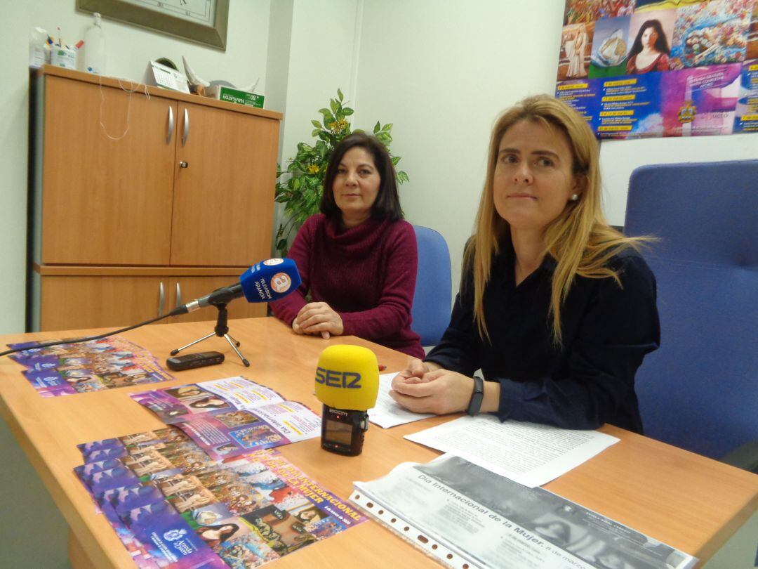 La concejal Cristina Valderas (en primer término), acompañada de la técnico Ana Pajares, en la presentación del programa