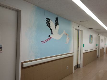 Mural elaborado por Pedro Núñez para el pasillo del áre de obstetricia del Hospital Santos Reyes