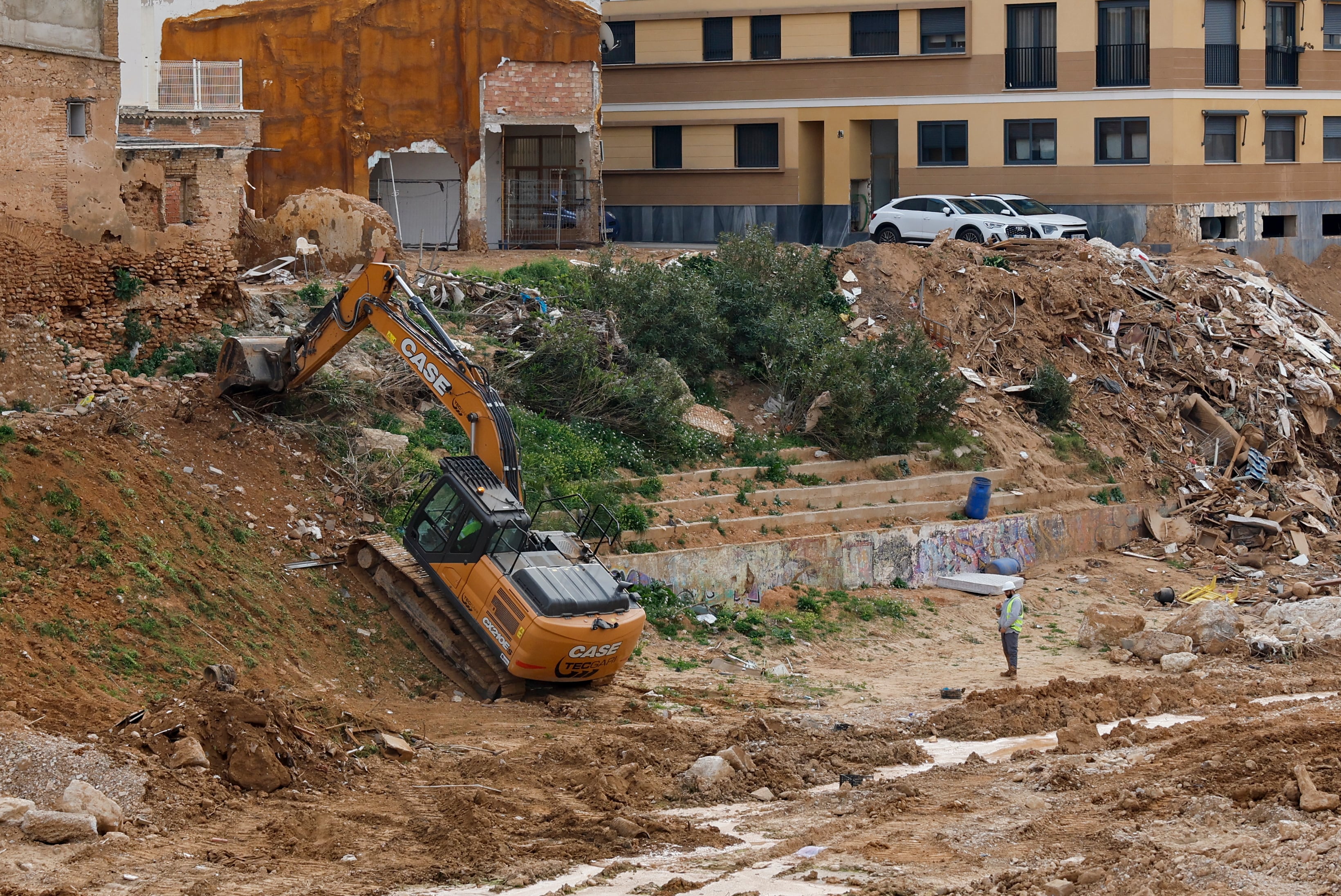 GRAFCVA5386. PAIPORTA (VALENCIA), 12/02/2025.- Vista general de los trabajos de reparación y acondicionamiento del barranco del Poyo a su paso por Paiporta durante este miércoles tras el paso de la dana del pasado 29 de octubre. EFE/Ana Escobar
