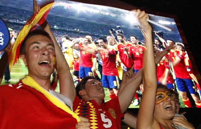 Seguidores de la Roja celebran la victoria de España en Kiev