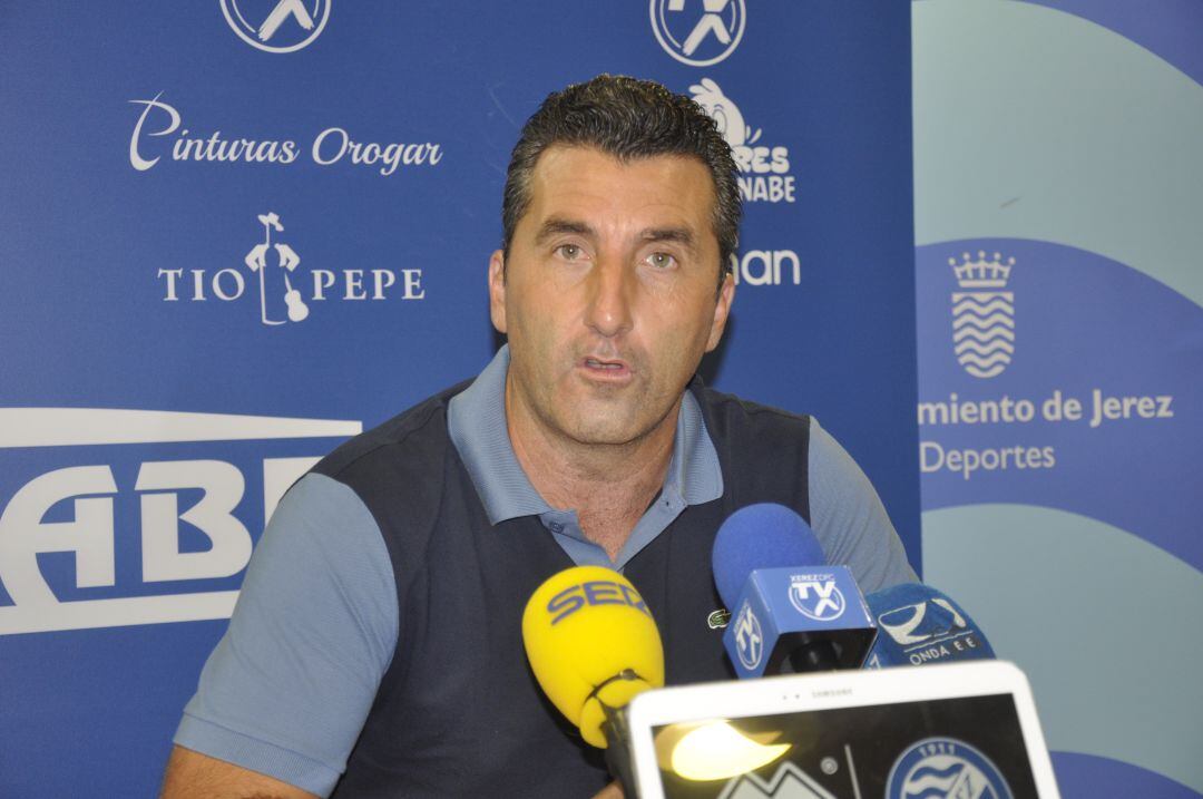 Edu Villegas, director deportivo del Xerez DFC, durante una rueda de prensa