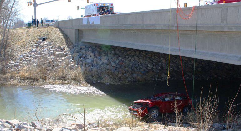 El coche cayó boca abajo y quedó aplastado; la madre falleció y el bebé subrevivió 14 horas dentro hasta ser encontrado por un pescador y trasladado al hospital.