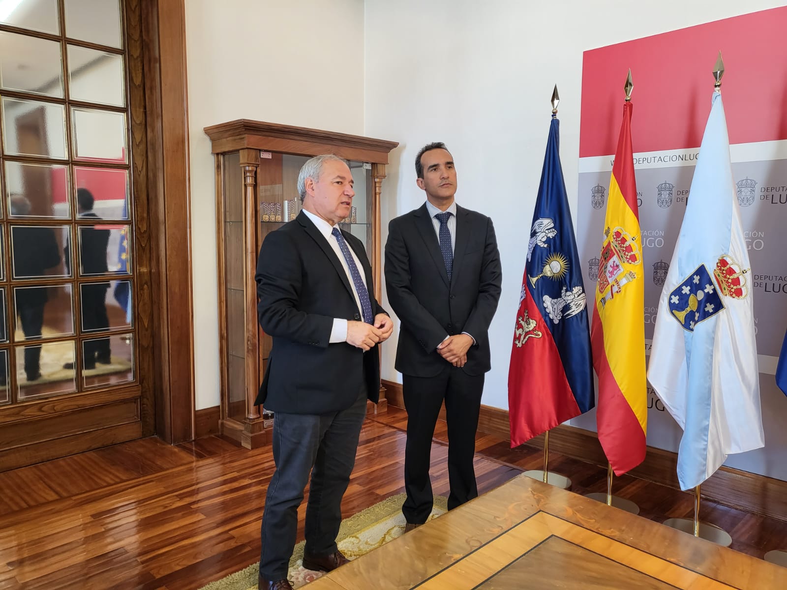 El presidente de la Diputación de Lugo, José Tomé, recibió a Aarón Media, cónsul de Panamá, al que agasajó con un libro sobre la institución