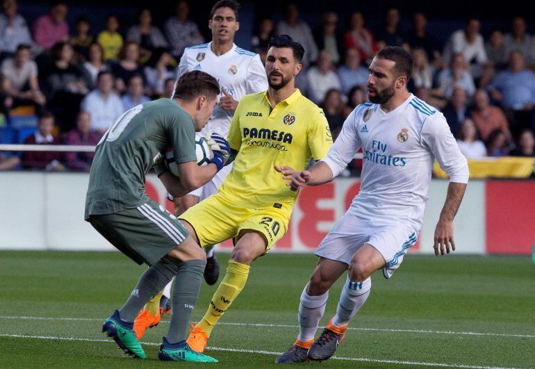 Dani Carvajal, Luca Zidane y Roberto Soriano durante el partido de Liga VIllarreal - Real Madrid. 