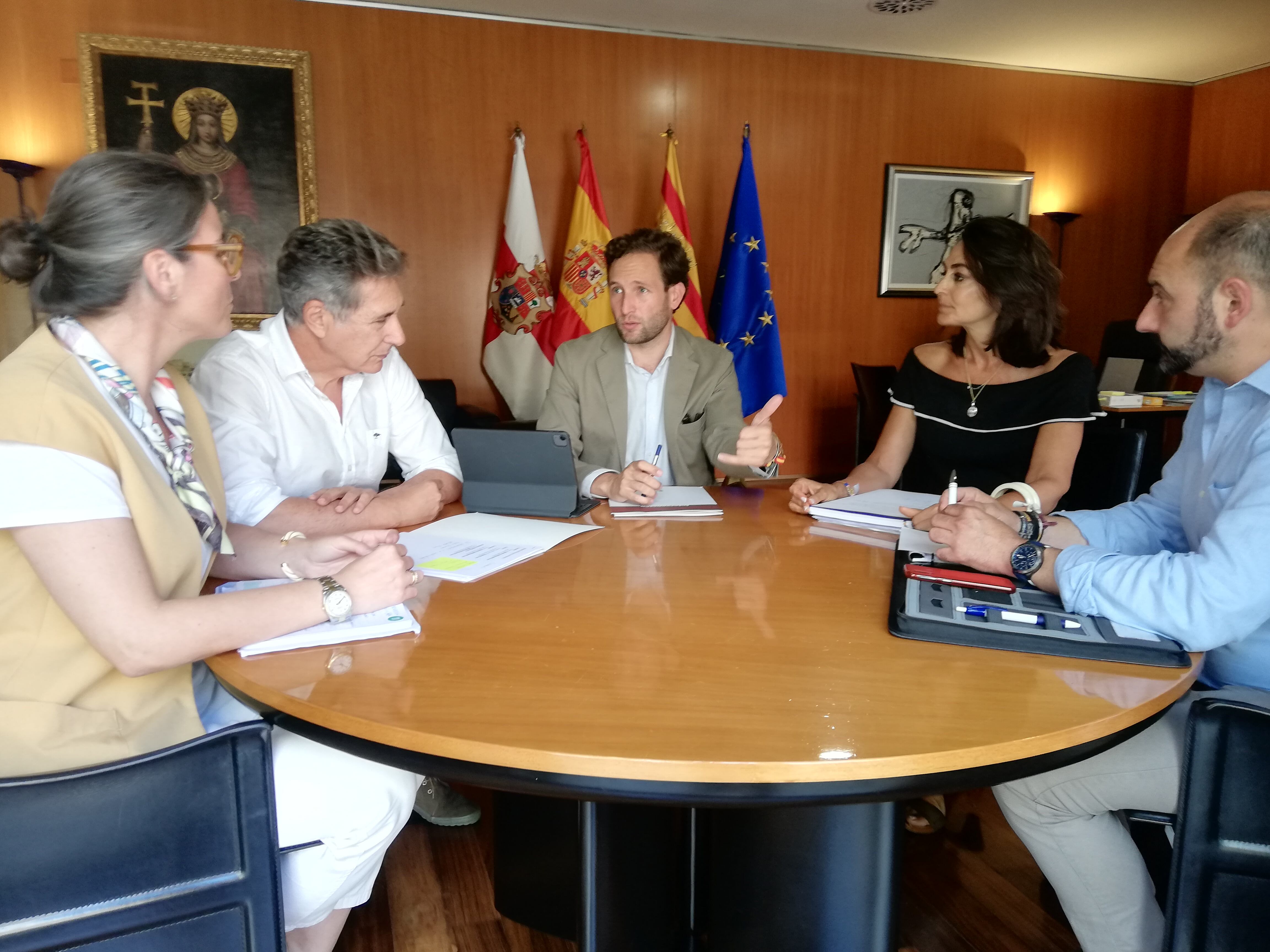 Isaac Claver, en el centro, en la reunión mantenida con los nuevos vicepresidentes de la DPH y el portavoz y la portavoz adjunta del grupo popular