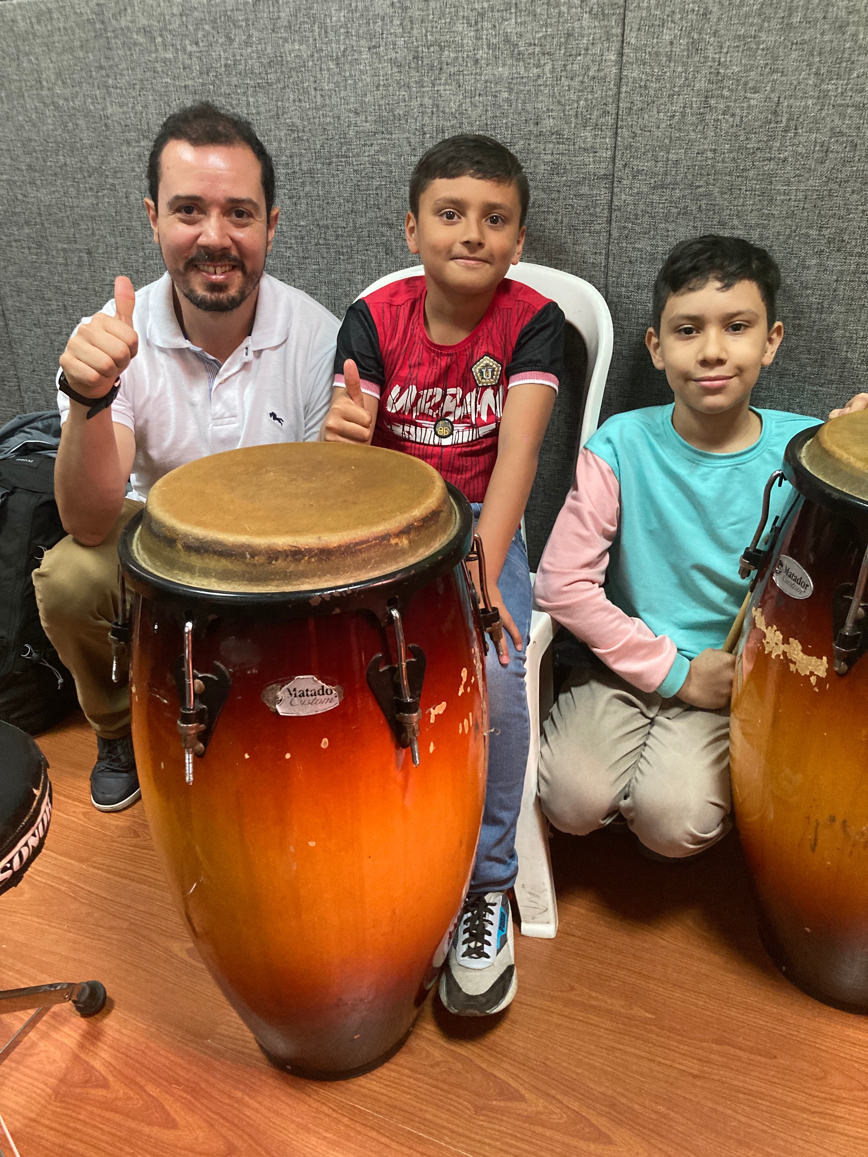 Alumnos del taller de percusión de la Escuela Montecarlo junto a su profesor