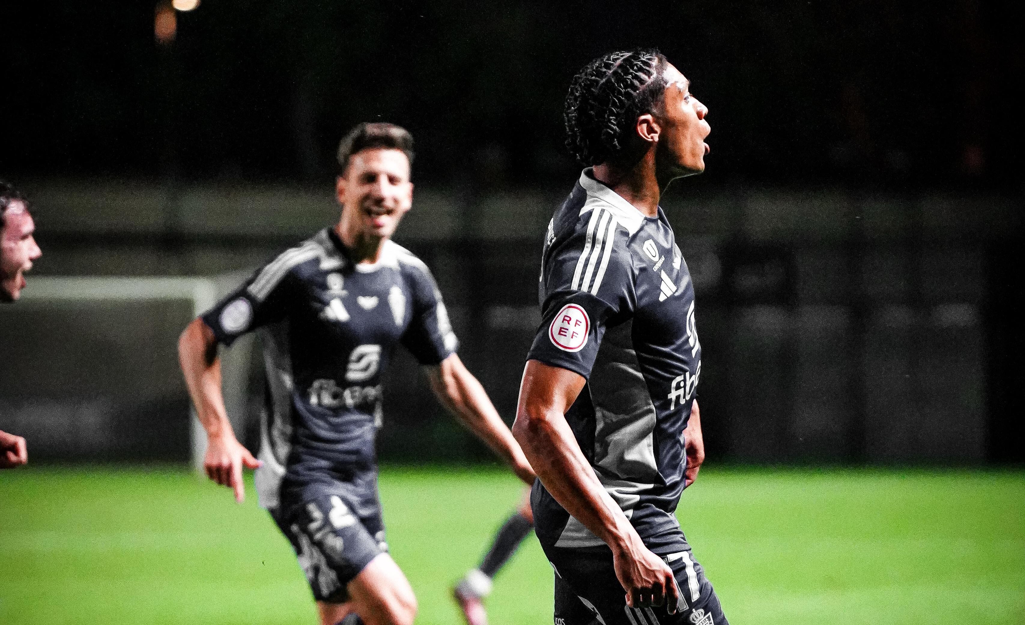 Carlos Rojas celebra dos goles en Sevilla con la camiseta del Real Murcia