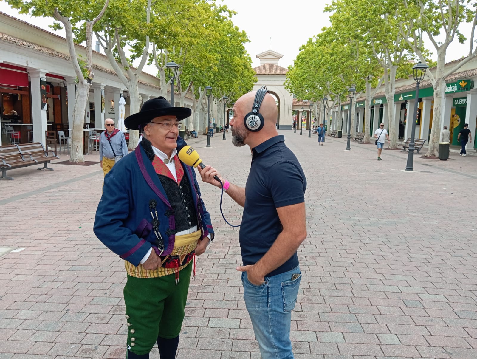 El director de Abuela Santa Ana, Alberto Montesinos, y el periodista de Radio Albacete, Kiko Aznar