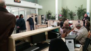 Gente esperando en la oficina de recaudación en el primer día de la huelga convocada por sus trabajadores.