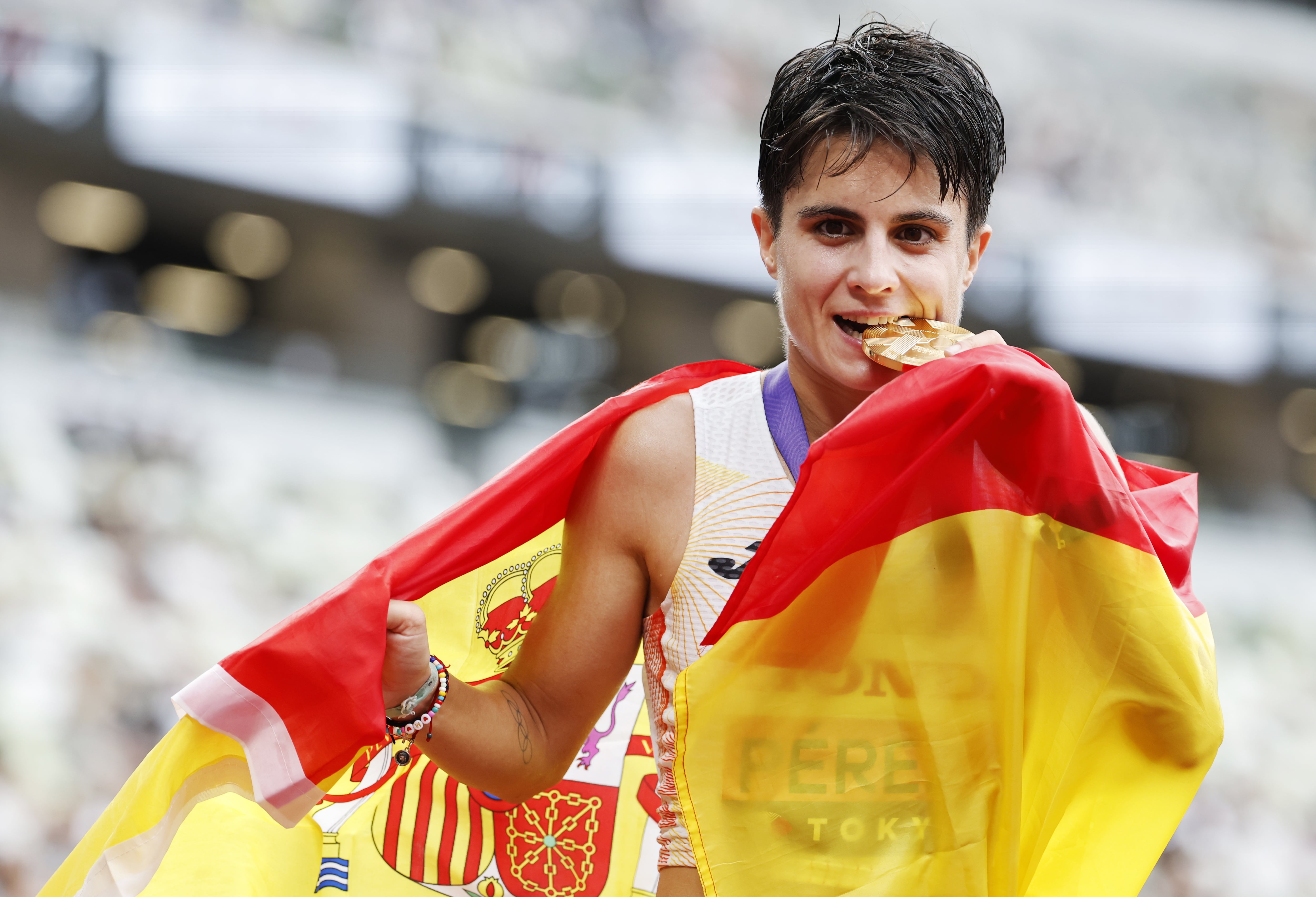 La medallista de oro María Pérez, de España, posa con su medalla tras la prueba femenina de 20 kilómetros marcha del Campeonato Mundial de Atletismo 2025, celebrado en Tokio (Japón) el 20 de septiembre de 2025.