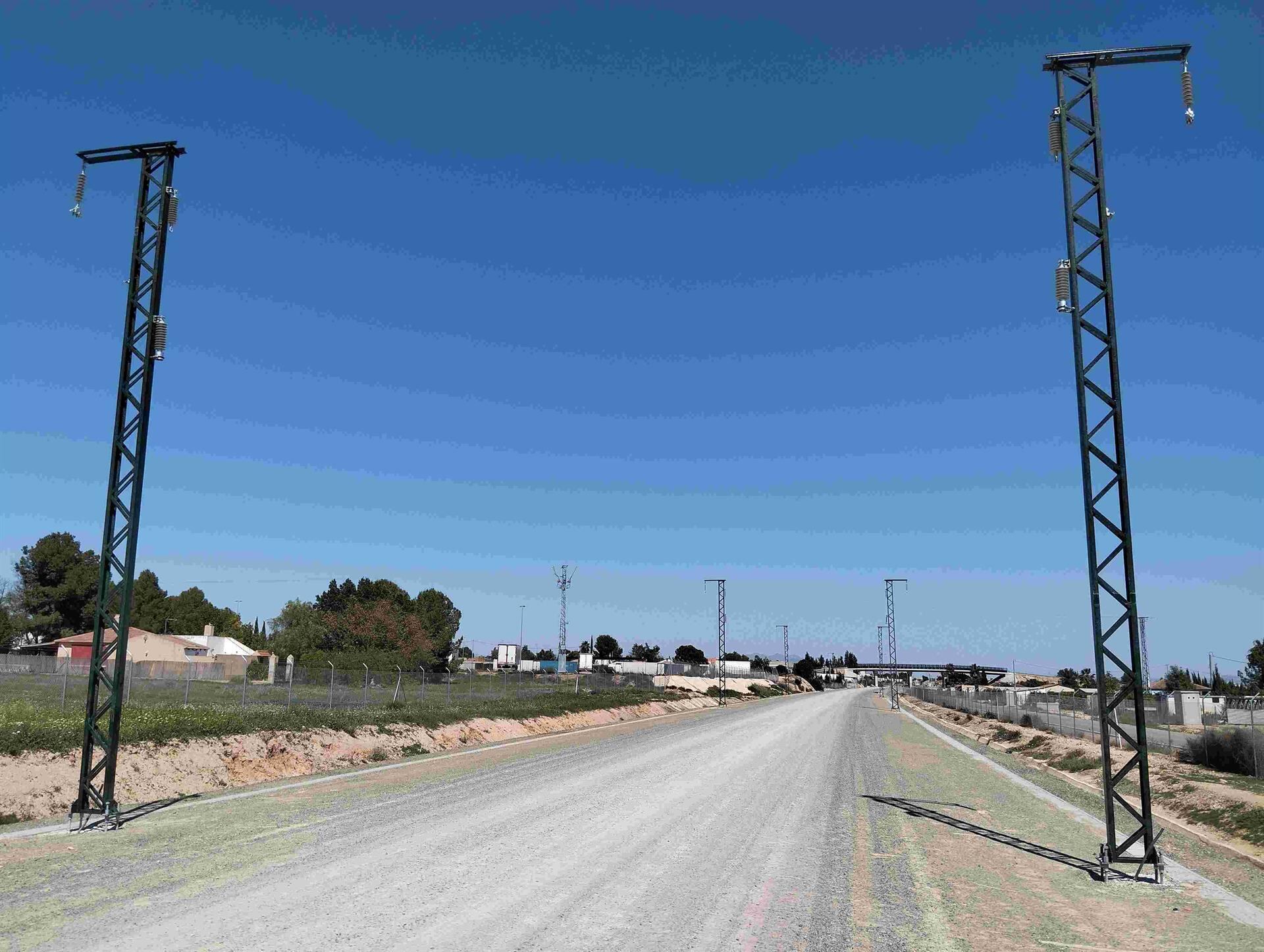 Adif instala en la LAV Murcia-Almería las primeras estructuras de su electrificación