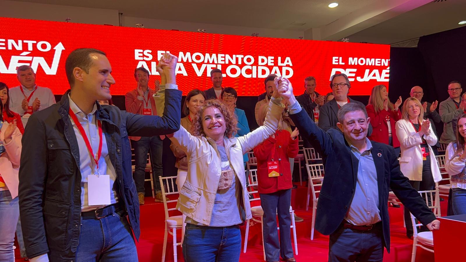 De izqda a dcha, el nuevo secretario general del PSOE de Jaén, Juan Latorre; la secretaria regional, María Jesús Montero, y el secretario provincial saliente, Paco Reyes.