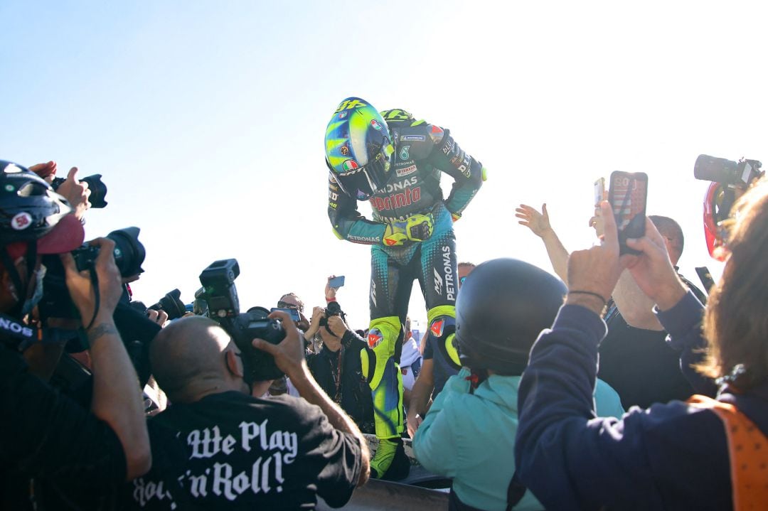 Rossi es homenajeado tras la carrera