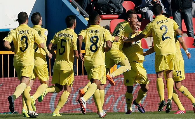 La plantilla del Villarreal celebra el primer gol de Bruno Soriano