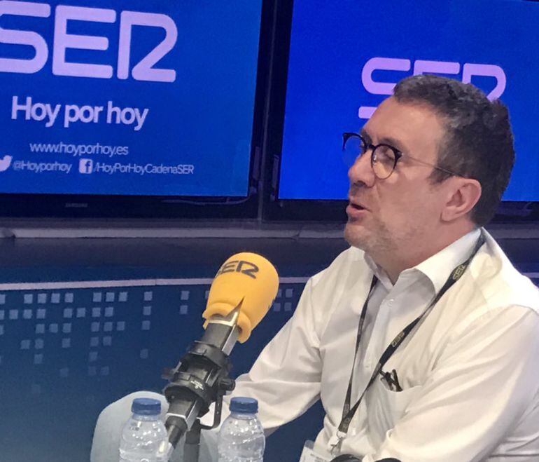 Luisgé Martín en los estudios de la Cadena SER.