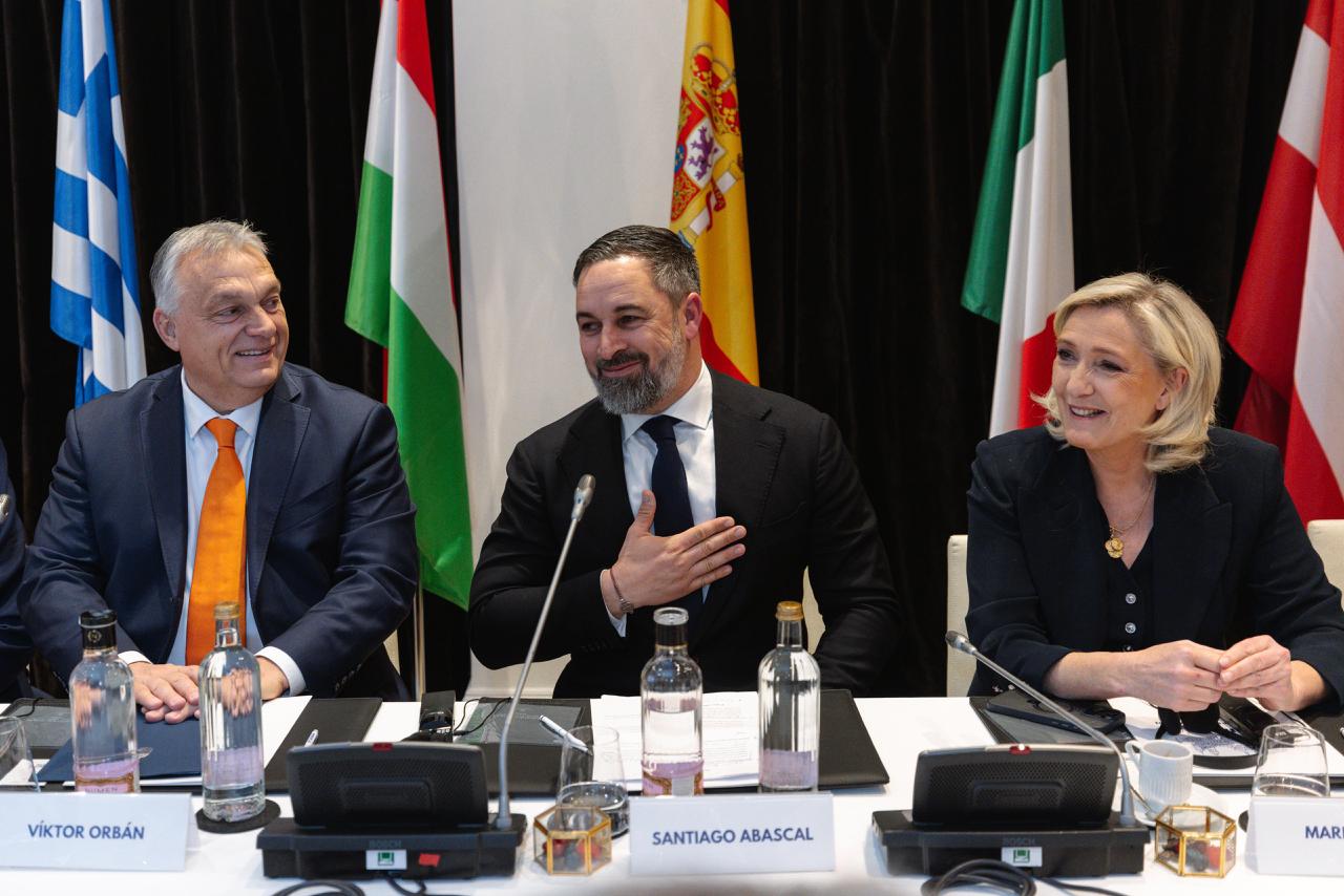 Viktor Orbán, Santiago Abascal y Marine Le Pen, en la cumbre de Patriots en Madrid el 7 de febrero de 2025.