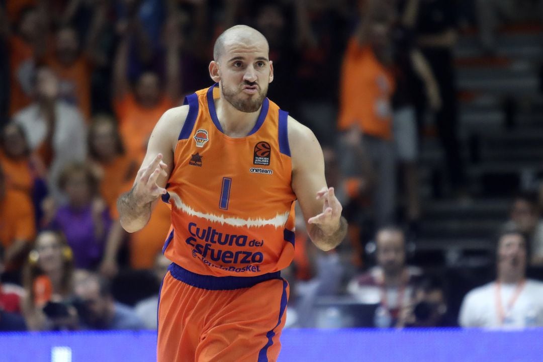 Quino Colom celebra una canasta durante un partido de la Euroliga