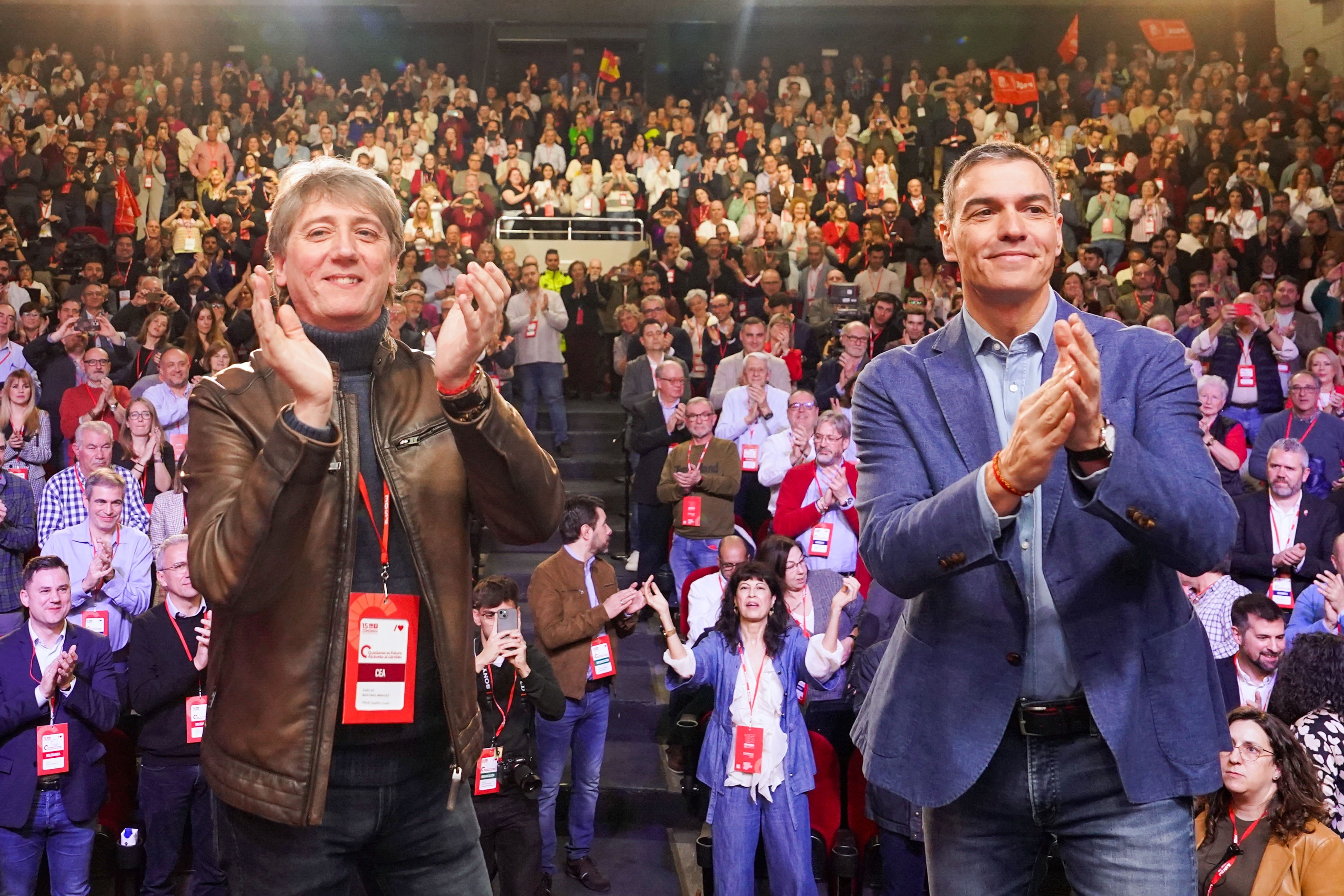 PALENCIA, 22/02/2025.- El presidente del Gobierno y secretario general del PSOE, Pedro Sánchez (d), y el secretario general electo del PSCYL, Carlos Martínez, intervienen en el 15 Congreso Autonómico del PSOE de Castilla y León que se celebra en Palencia este sábado. EFE/Nacho Gallego