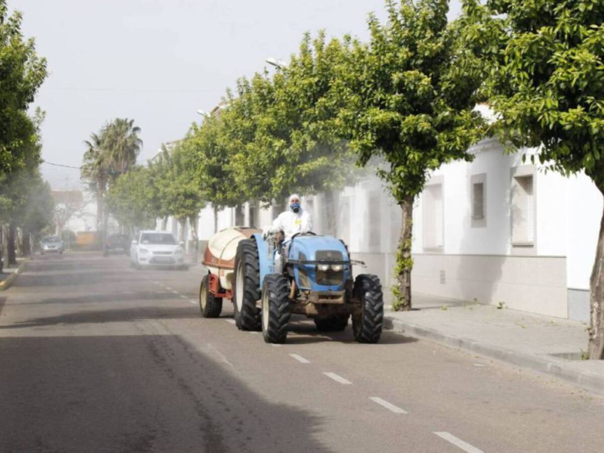Los tractoristas de Novelda vuelven a desinfectar las calles