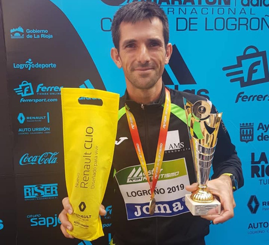 José Manuel Garcia contento con sus trofeos.