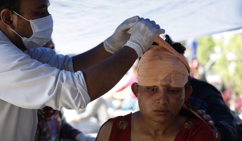 Una herida en el terremoto recibe tratamiento en el Hospital Universitario de Katmandú (Nepal)