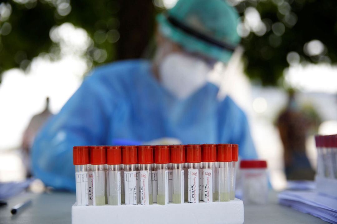 Personal médico realiza pruebas de COVID-19 