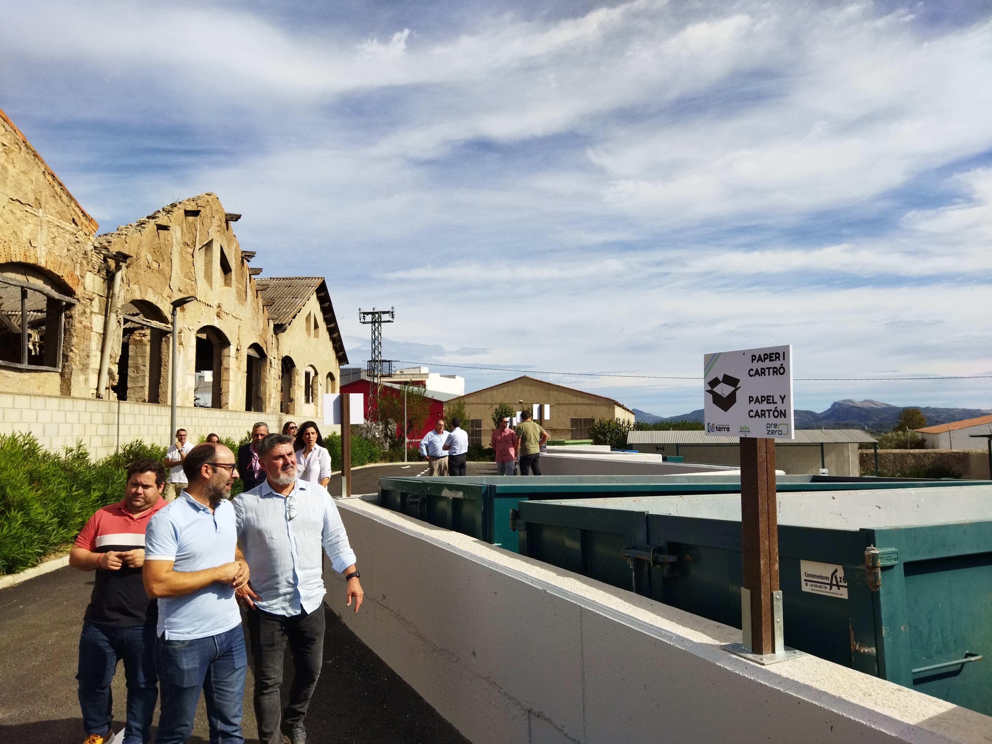 Pablo Martínez, gerente del Consorcio Terra; Vicent Molina, alcalde de Muro, y Saül Serrano, teniente de alcalde recorriendo el reformado ecoparque de esta localidad del Comtat.