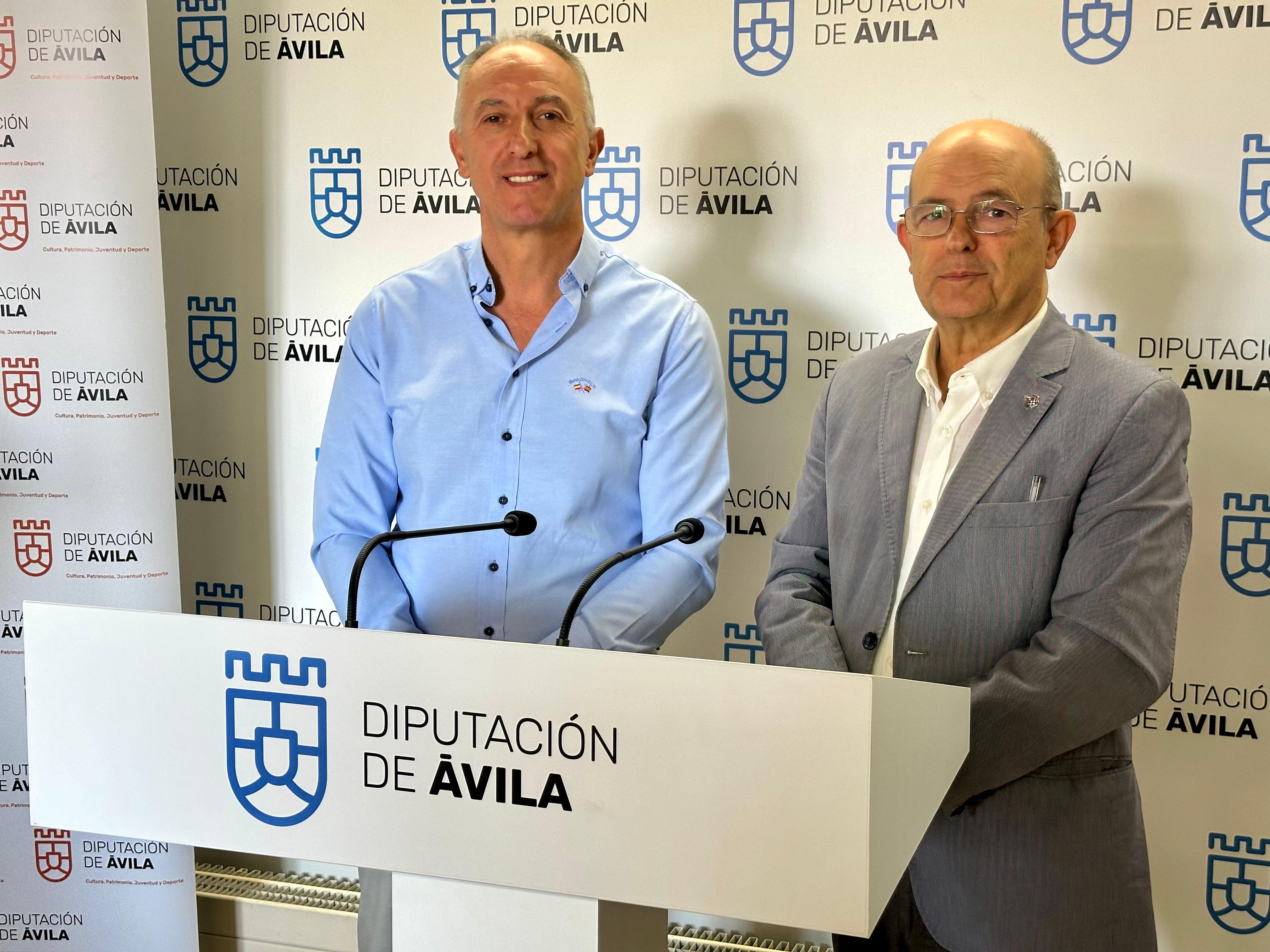 Javier González (Izq.) diputado de cultura y Maximiliano Fernández, director de la Institución Gran Duque de Alba durante la presentación de las becas