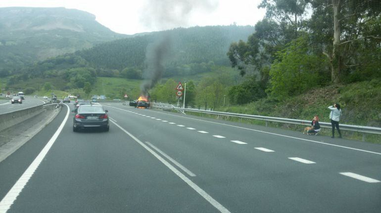 Incendio de turismo en la A-8.